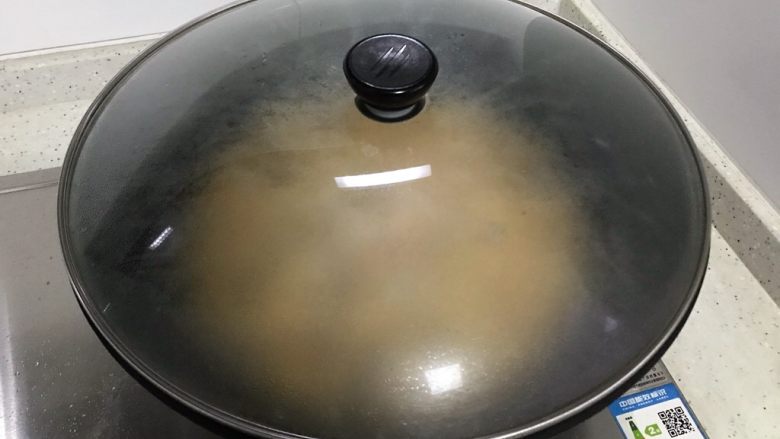 蚝油什锦鸡丁,盖上锅盖，转小火，焖煮2两分钟