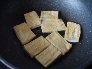 茄汁豆腐,然后热油锅后放入锅里煎香