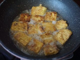 茄汁豆腐,热油锅后放入蘸取鸡蛋液的豆腐煎至表面金黄