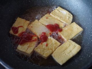 茄汁豆腐,再加入番茄酱和白砂糖，搅拌均匀后，盖上锅盖小火焖煮10分钟