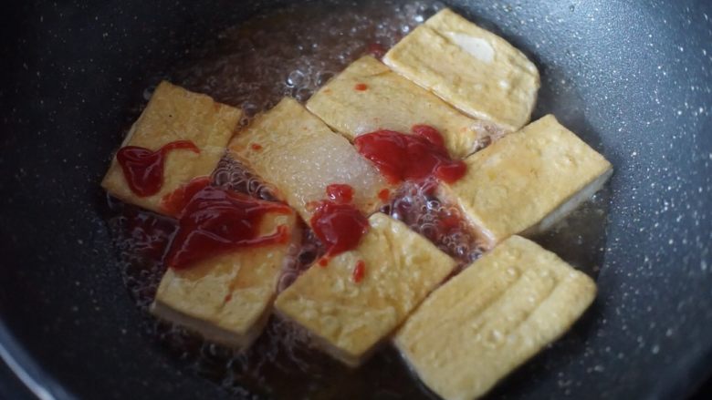 茄汁豆腐,再加入番茄酱和<a style='color:red;display:inline-block;' href='/shicai/ 869'>白砂糖</a>，搅拌均匀后，盖上锅盖小火焖煮10分钟