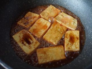 茄汁豆腐,最后加入盐和美极鲜味翻拌均匀至稍微收汁