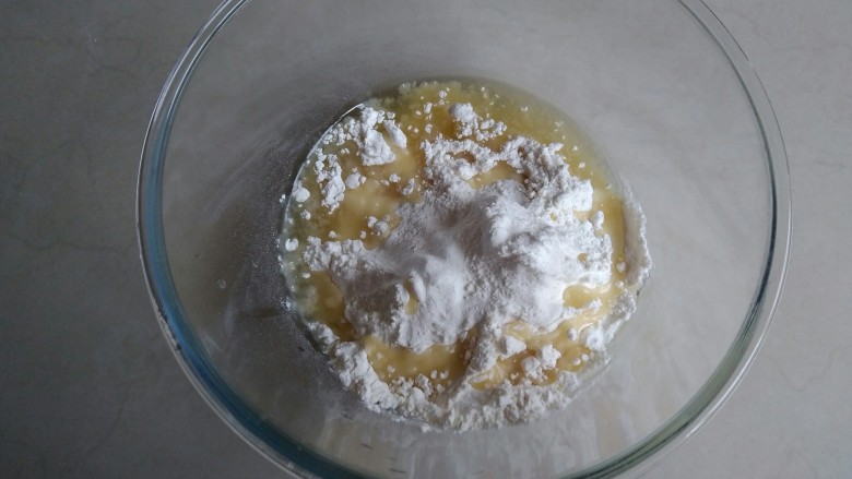 拉丝麻薯咸甜酥,将水油皮所有材料倒入和面盆里混合。