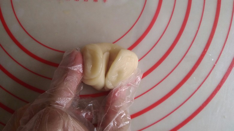 拉丝麻薯咸甜酥,用拇指按压面卷的中间，面卷成对折状态。