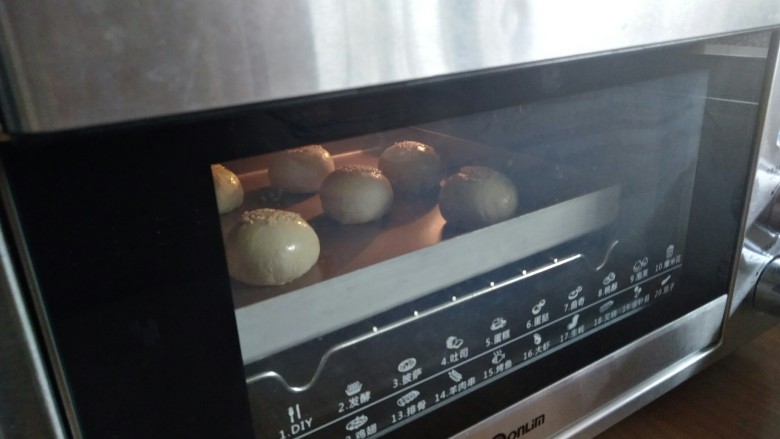 拉丝麻薯咸甜酥,放入已经预热好180度的东菱k40c烤箱，烘烤25分钟左右。