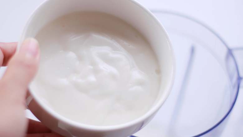 承味延世牛奶思慕雪，确认过眼神，遇见对的“你”。,把酸奶倒入料理机中搅拌均匀