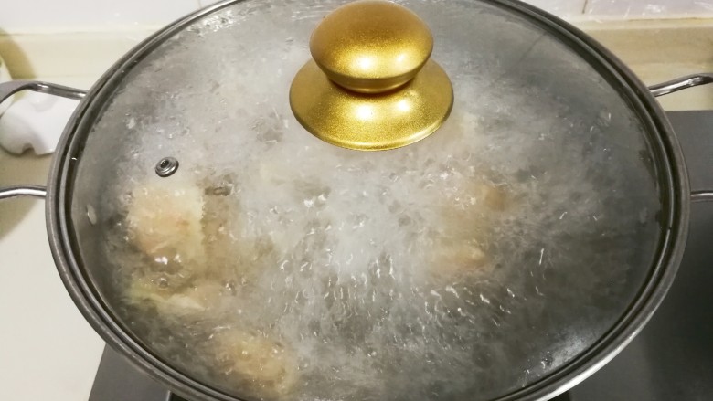 腌绿辣椒胡萝卜水饺,锅中水开放入一小勺盐，放入饺子盖上锅盖煮开
