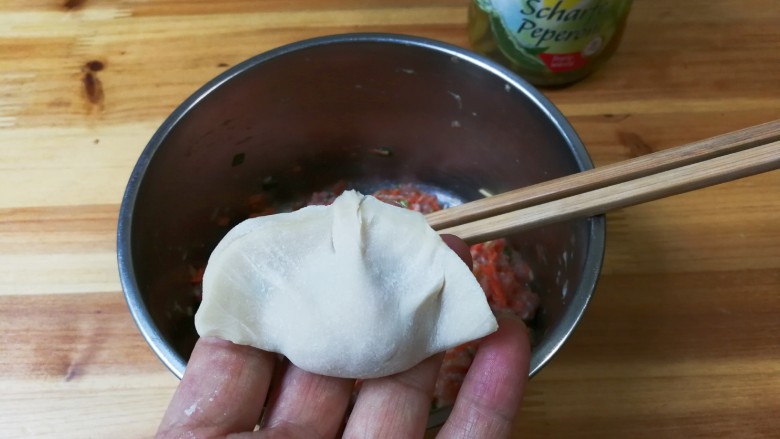腌绿辣椒胡萝卜水饺,包成饺子，怎么包都可以