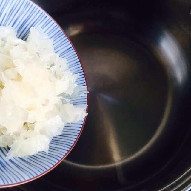 滋阴润燥汤+红枣百合莲子银耳羹,汤锅加入足够的饮用水（1500ml）倒入银耳