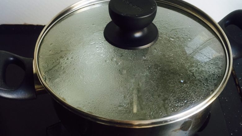 滋阴润燥汤+红枣百合莲子银耳羹,盖上锅盖转中火煮30分钟