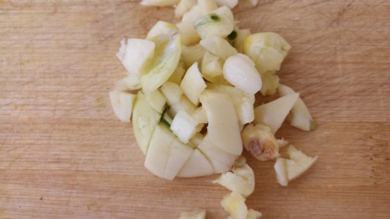 豆角土豆炖窝瓜,然后切点蒜末。