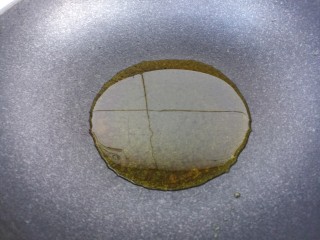 海苔花生米,然后锅里倒油。