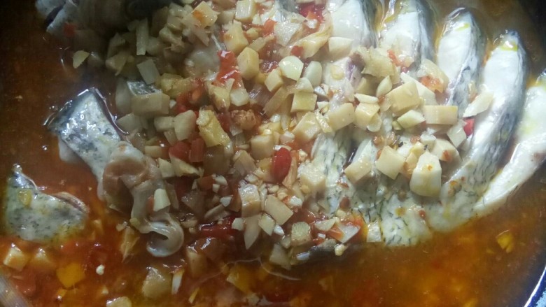 花样煮鱼,捞出葱段，汤汁倒入平底锅中。