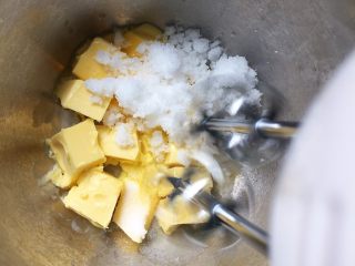 淡奶油曲奇,黄油室温软化后（黄油一定要完全软化，否则最后面糊会干硬，很难挤）加细砂糖和盐