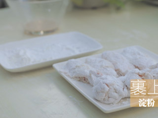 金灿灿咸蛋黄鸡翅「厨娘物语」,准备100g玉米淀粉，将鸡翅均匀的裹上淀粉。