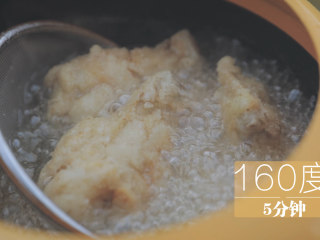 金灿灿咸蛋黄鸡翅「厨娘物语」,油锅热至160度，放入鸡翅油炸5分钟捞出。