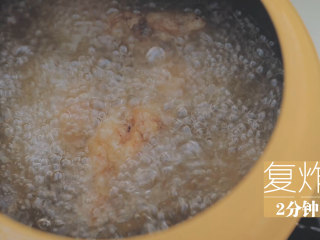 金灿灿咸蛋黄鸡翅「厨娘物语」,再下锅复炸2分钟炸至金黄酥脆后捞出。