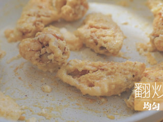 金灿灿咸蛋黄鸡翅「厨娘物语」,倒入鸡翅，翻炒均匀，让鸡翅裹上蛋黄。