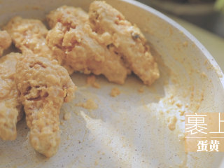 金灿灿咸蛋黄鸡翅「厨娘物语」,倒入鸡翅，翻炒均匀，让鸡翅裹上蛋黄。