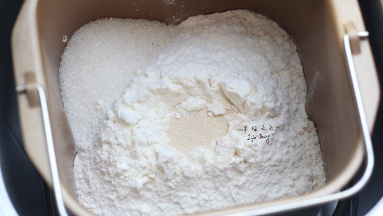 可爱的龙猫面包,在面包机桶的一角加入砂<a style='color:red;display:inline-block;' href='/shicai/ 10588'>糖</a>，然后在面粉中间挖个坑填入干酵母