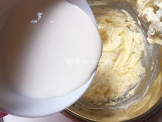 淡奶油曲奇,分次加入淡奶油，每一次都等淡奶油和黄油充分融合后再加下一次，最后打发好的黄油应该是蓬松、轻盈的状态