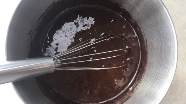 巧克力杯子蛋糕,巧克力酱全部加入后，蛋抽将蛋黄糊搅拌均匀顺滑，无颗粒