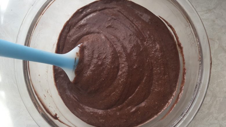 巧克力杯子蛋糕,之后加入剩下的蛋白霜，继续用蛋抽翻拌均匀，最后再用刮刀将底下的面糊翻拌均匀