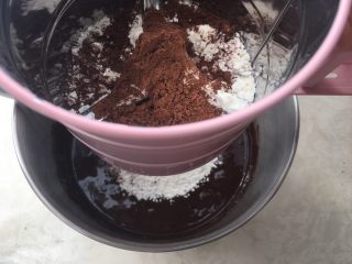 巧克力杯子蛋糕,用硅丽面粉筛过筛低筋面粉跟可可粉
