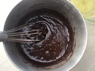 巧克力杯子蛋糕,蛋抽画Z字将面粉搅拌均匀，无干粉颗粒
