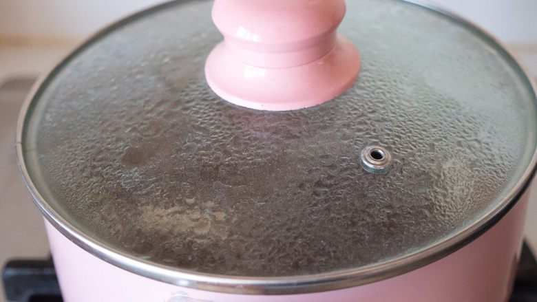 葱姜红糖水（风寒感冒必备）,我喜欢盖上锅盖，熬得时间久一些，大约25-30分钟。