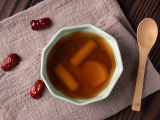 葱姜红糖水（风寒感冒必备）,一碗姜糖水下肚，过一会就会发汗，身体暖暖的。
但是只适合风寒感冒，要判断正确再饮用。