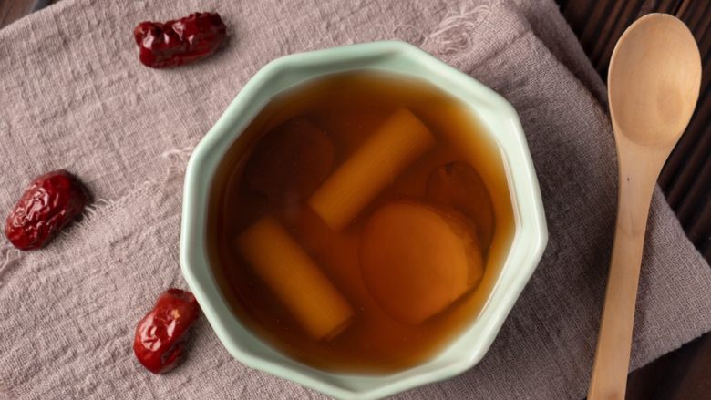 葱姜红糖水（风寒感冒必备）,一碗姜糖水下肚，过一会就会发汗，身体暖暖的。
但是只适合风寒感冒，要判断正确再饮用。