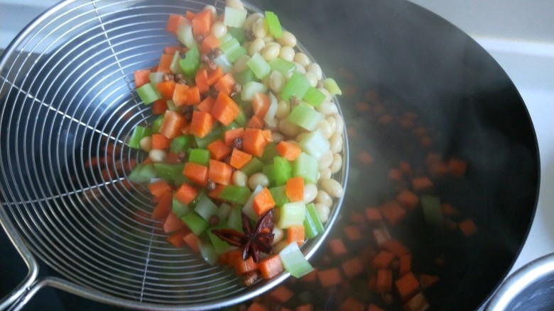 新文美食  花椒盐豆,马上捞出来倒入盆中。