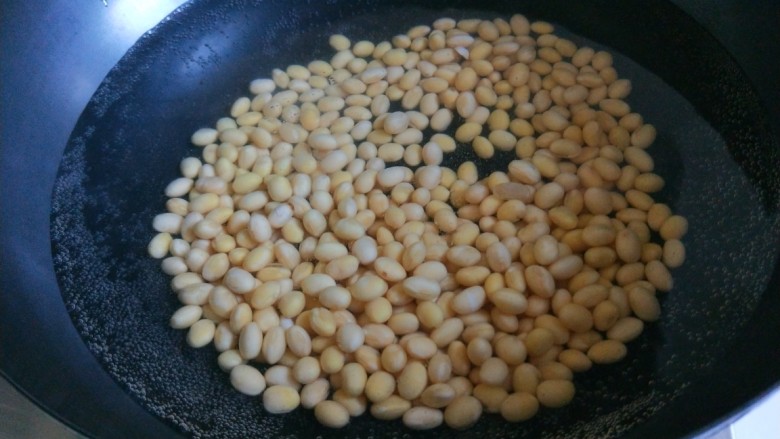 新文美食  花椒盐豆,黄豆放入开水锅中。