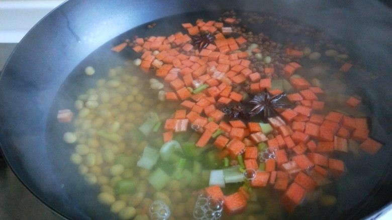 新文美食  花椒盐豆,倒入芹菜丁。