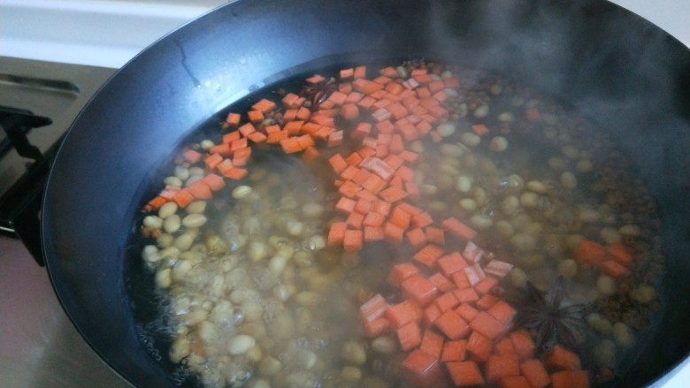 新文美食  花椒盐豆,倒入胡萝卜丁。