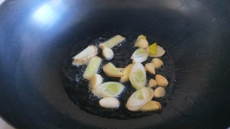 新文美食  砂锅豆腐娃娃菜,另起锅烧热倒入适量油，放入葱姜蒜炒香。