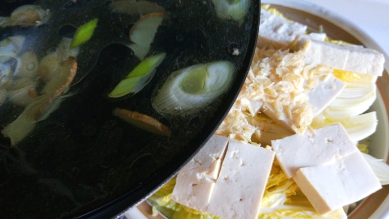 新文美食  砂锅豆腐娃娃菜,不用烧开直接倒入砂锅中。