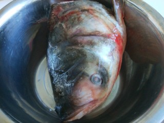 新文美食  鱼头泡饼,鱼头是十斤一条的大鱼头，鱼吃了，把鱼头冷冻了，今天拿来做头头泡饼。