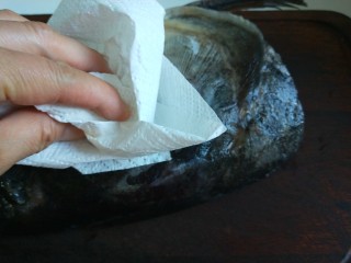 新文美食  鱼头泡饼,用厨房纸巾沾干水分。