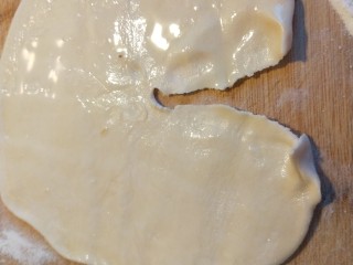 新文美食  鱼头泡饼,在擀成片，加入适量油，撕开一个缝折叠起来。