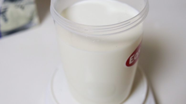 自制浓稠酸奶,倒入剩余的牛奶，如果想要很浓稠，就稍微调整一下牛奶和奶油的比例，少奶多奶油（不过热量较高）