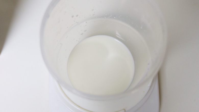 自制浓稠酸奶,加入100ml常温牛奶。