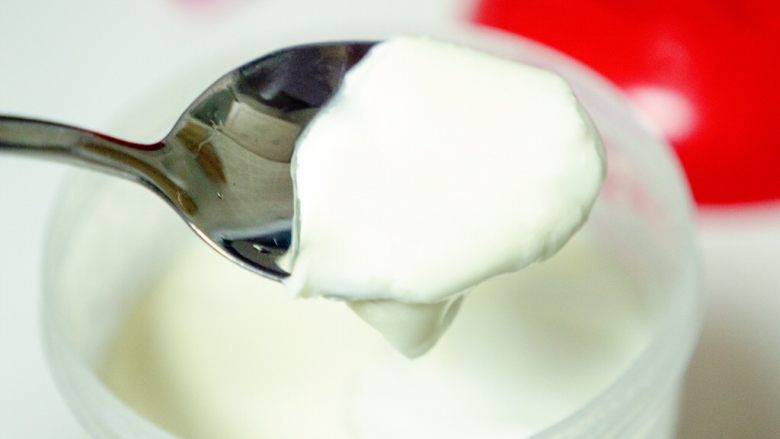 自制浓稠酸奶,这是做好的状态，放入冰箱冷藏过后，会更加粘稠。