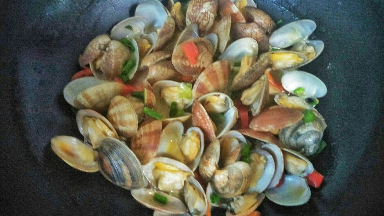 椒丝蛤蜊,煮到蛤蜊全开口即可，出锅前撒上葱碎。