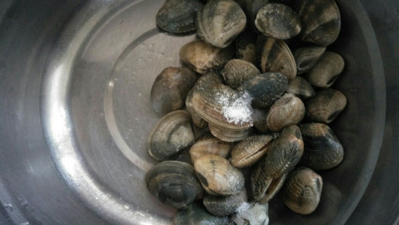 椒丝蛤蜊,煮之前去掉浸泡蛤蜊的海水，用清水过一下，放入盐来回搓蛤蜊，让蛤蜊更干净和去掉沙。