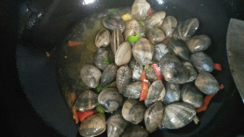 椒丝蛤蜊,放入盐和少量的水盖锅煮。