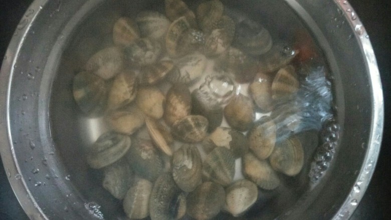 椒丝蛤蜊,用清水清洗蛤蜊，倒掉水待用。
