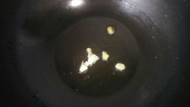 椒丝蛤蜊,锅内加入油烧热后放入姜蒜爆抄一下。