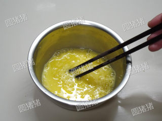 韭苔炒蛋丝,鸡蛋加1/8小匙盐打散成蛋液。